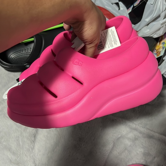 Women’s Pink Ugg Clogs - Picture 4 of 6